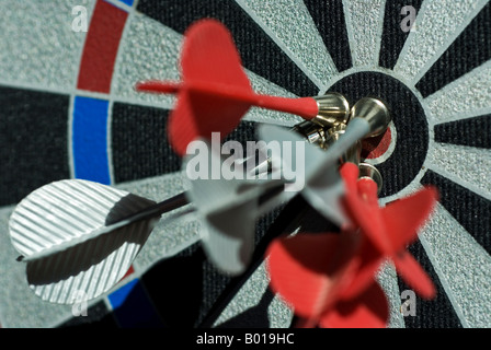 Foto di stock di freccette magnetico nel barilotto di un dartboard Foto Stock