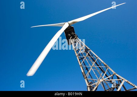 Turbina eolica presa dal basso Foto Stock