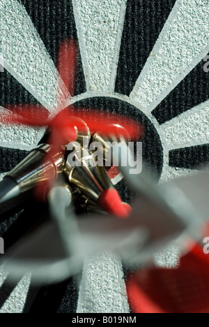 Foto di stock di freccette magnetico nel barilotto di un dartboard Foto Stock