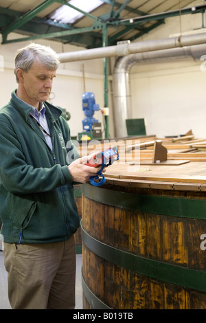 Grande Whisky Scozzese Distillery   Whiskey, processo di biossido di carbonio di test e monitoraggio a Oban Distillery, Scotland, Regno Unito Foto Stock