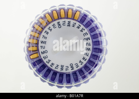 La terapia ormonale sostitutiva per la terapia di sostituzione ormonale compresse in un erogatore in plastica isolato su sfondo bianco Foto Stock