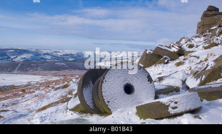 La neve che ricopre il wheelstones sul bordo Stanage Derbyshire parco nazionale di Peak District Inghilterra GB UK EU Europe Foto Stock