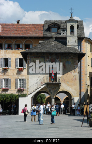 Esterno del Palazotto della Comunita costruito nel 1582 in Piazza Motta a Orto San Giulio sul Lago d Orta Italia Foto Stock