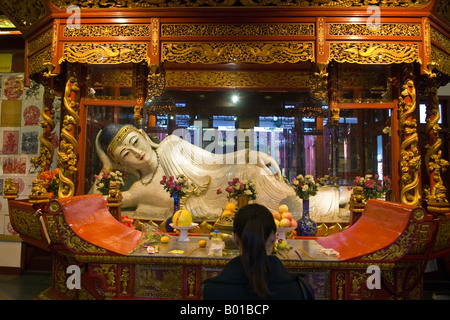 Un secondario del Buddha di Giada reclinabile sul lettino in mogano, il Tempio del Buddha di Giada, Shanghai, Cina Foto Stock