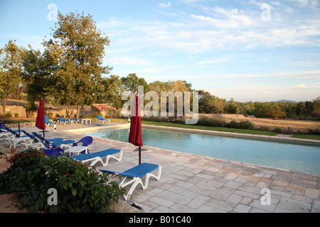 Un vuoto che la piscina nella calda luce della sera, Provenza, Francia Foto Stock