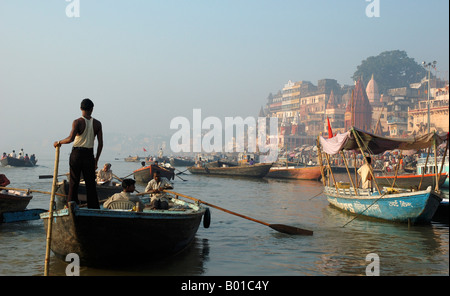 Barche sul Gange a Varanasi, India Foto Stock