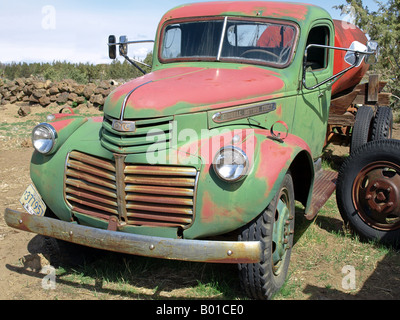 OREGON PIEGARE Ritratto di un 1943 GMC benzina carrello su una farm a est di piegare Foto Stock