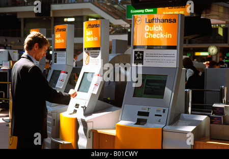 Passeggero con il Lufthansa self-controllare nel dispositivo all aeroporto di Amburgo. Foto Stock