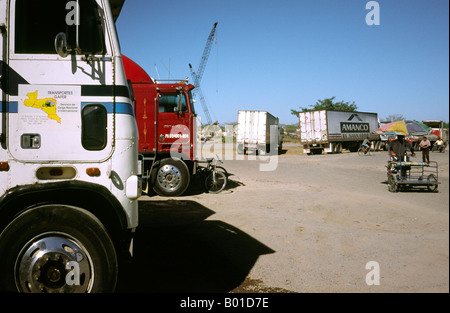 Feb 14, 2002 - Camion attendere per la dogana a El Guasaule varcare il confine dal Nicaragua in Honduras su la Panamericana. Foto Stock