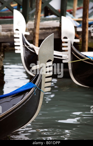 Gondole in attesa di passeggeri sul Canal Grande Venezia Italia Foto Stock