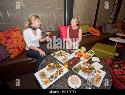 Ora del cocktail di Opus Hotel edgy hip hotel in Vancouver Yaletown Foto Stock