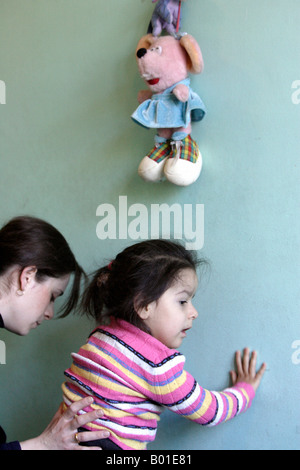 Bambino il Centro di riabilitazione per patologie neurologiche e disturbi Psychoneurological, Tbilisi, Georgia Foto Stock