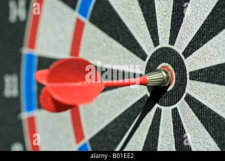 Foto di stock di freccette magnetico nel barilotto di un dartboard Foto Stock