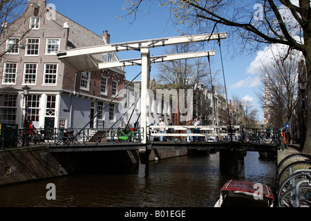 Canal sollevare ponte sul canal groenburgwal entro il quartiere universitario Amsterdam Paesi Bassi Olanda settentrionale Europa Foto Stock