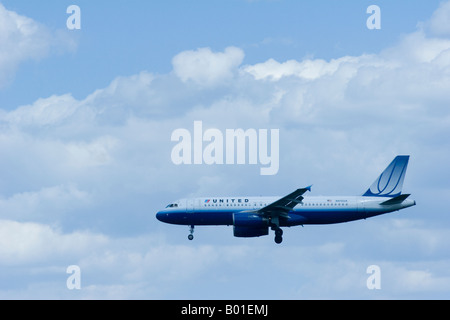 Un United Airlines jet si presenta per l'atterraggio all'Aeroporto Internazionale di Washington Dulles a Dulles, Virginia. Foto Stock