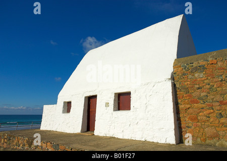 Le Don Hilton un dipinto di bianco di casa per le vacanze pietra miliare di St Ouen s Bay della parrocchia di San Pietro Jersey Isole del Canale GB UK UE Foto Stock