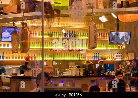 Vista interna del bar ristorante con bottiglie sul ripiano Foto Stock