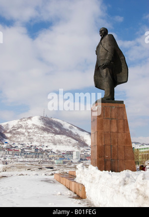 Statua di Lenin e la città di Petropavlovsk Kamchatsky in Kamchatka in Estremo Oriente Russo 2008 Foto Stock