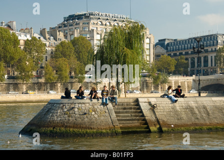 Teens parigino appendere fuori a Pont Neuf sulla Ile de la Cité a Parigi Francia Foto Stock