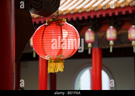 Carta lanterne cinesi appeso al di fuori del padiglione Cinese e giardini giapponesi in Singapore Foto Stock
