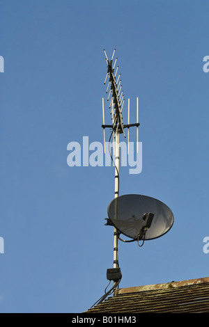 Un satellite della televisione digitale arial su un tetto Foto Stock