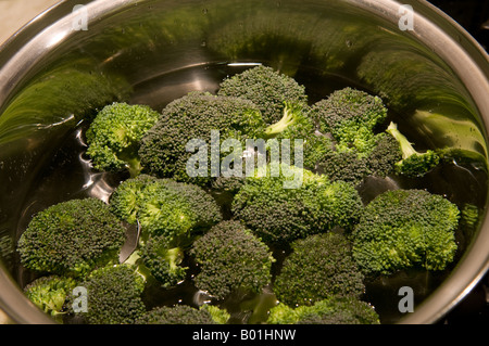 Verde fresco di cottura di broccoli in una casseruola di acciaio inossidabile. Foto Stock