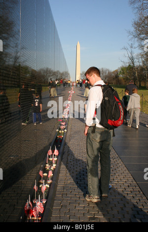 L'uomo visitare il Vietnam Veterns Memorial Wall Washington DC Foto Stock