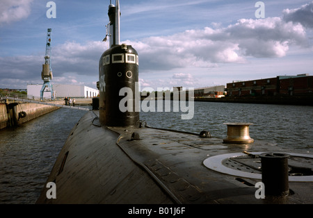 Settembre 27, 2003 - Non-nucleare sottomarino russo U-434 (Tango classe) sul display per uso pubblico nel porto tedesco di Amburgo. Foto Stock