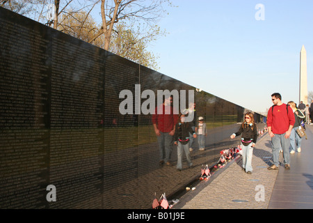 Famiglia visitando il Vietnam Veterns Memorial Wall Washington DC Foto Stock