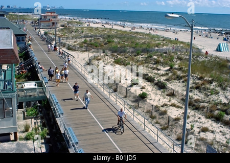 Ocean City, 'New Jersey' USA Panoramica del lungomare su 'Ocean Beach' guardando in basso, gente affollata, strada pedonale, famiglia in bicicletta Foto Stock