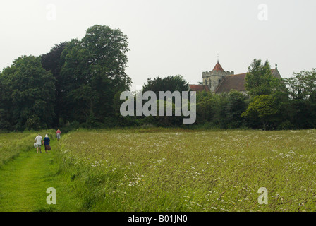 Attraverso un West Sussex prato si siede il Priorato di chiesa di Santa Maria e San Biagio, Boxgrover vicino a Chichester, West Sussex. Foto Stock