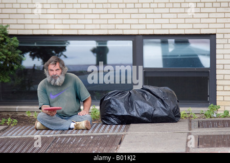 Un uomo che mendica per cambiare a Washington D.C. Foto Stock