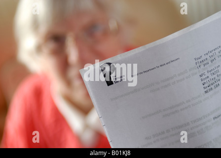 Donna matura con dichiarazione di pensione Foto Stock