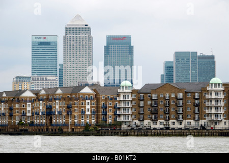 Vista dei Docklands di Londra nel 2008 sul fiume Tamigi. Sullo sfondo sono le torri di Canary Wharf sulla Isle of Dogs Foto Stock