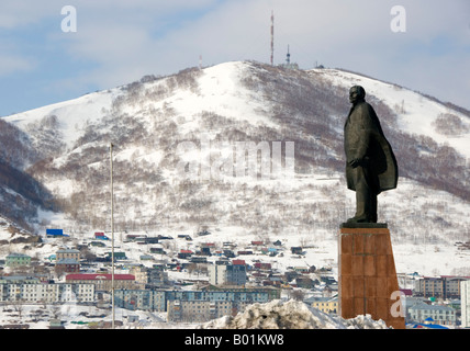Statua di Lenin e la città di Petropavlovsk Kamchatsky in Kamchatka in Estremo Oriente Russo 2008 Foto Stock