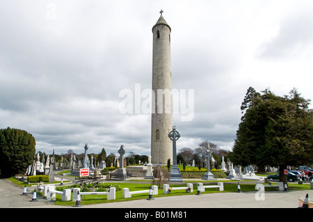 Una moderna torre rotonda segna la tomba del liberatore di Daniel O'Connell in prospettiva cimitero, Glasnevin Dublin, Irlanda Foto Stock
