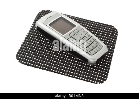 Telefono cellulare sul piano portapaziente non slip mat isolati su sfondo bianco Foto Stock