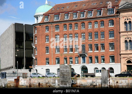 Grandi edifici storici sul lungomare a Stoccolma Foto Stock