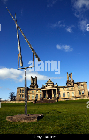 George Rickey le due linee Up eccentrico in acciaio inox scultura davanti la Dean Gallery , Edimburgo, Scozia Foto Stock