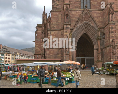 Marketplace Münsterplatz con bancarelle di fronte all'ingresso occidentale della cattedrale Freiburg im Breisgau Foto Stock