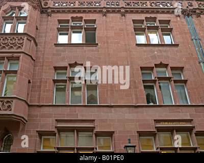 Facciata di pietra arenaria di una casa nella città vecchia di Freiburg im Breisgau Baden Württemberg Baden Württemberg Germania Foto Stock