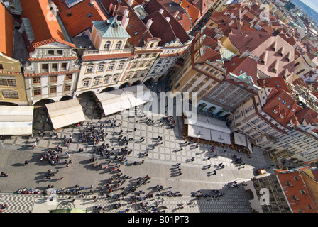 Antenna orizzontale ampia angolazione della straordinaria architettura gotica occupata da molti ristoranti nella piazza della Città Vecchia in sun. Foto Stock