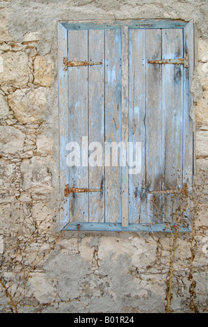 Un blu sfumato porta di legno in una parete di pietra nel tradizionale villaggio di Polemi, regione di Paphos, Cipro Foto Stock