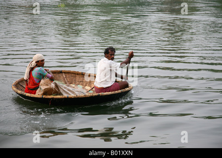 Un paio di pesca nelle backwaters di kochi,Kerala, India utilizzando una barca countrymade Foto Stock