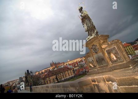 In orizzontale ampia angolazione del San Giovanni di Nepomuk statua sul Ponte Carlo 'Karluv piu' su una burrascosa serata. Foto Stock