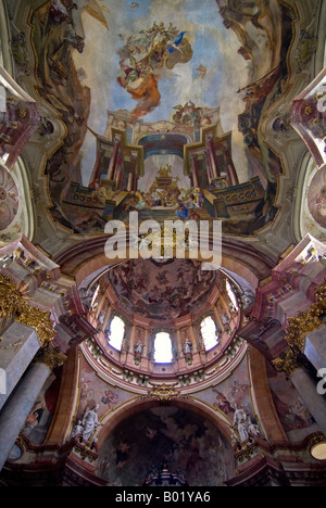 Verticale ampia angolazione delle spettacolari dipinti e affreschi all'interno di San Nicola 'Chram sv Mikulase' nel quartiere di Mala Strana, Foto Stock