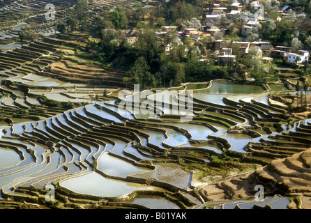 Yuanyang County village e terrazze di riso costruita da Hani nazionalità nel sud-ovest della provincia di Yunnan Foto Stock