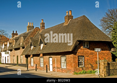 Fila di cottage con il tetto di paglia in Alford Lincolnshire Foto Stock