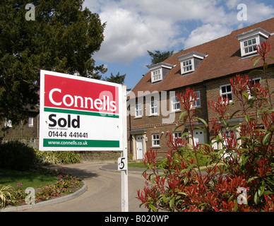 Agenti immobiliari venduti cartello fuori casa moderna, Southampton West Sussex, in Inghilterra, UK, Regno Unito, Gran Bretagna, Europa Foto Stock