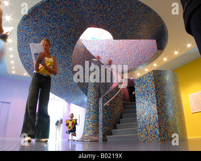 Scala a chiocciola a Groninger Museum con consulenza student handbook Groningen Paesi Bassi Foto Stock